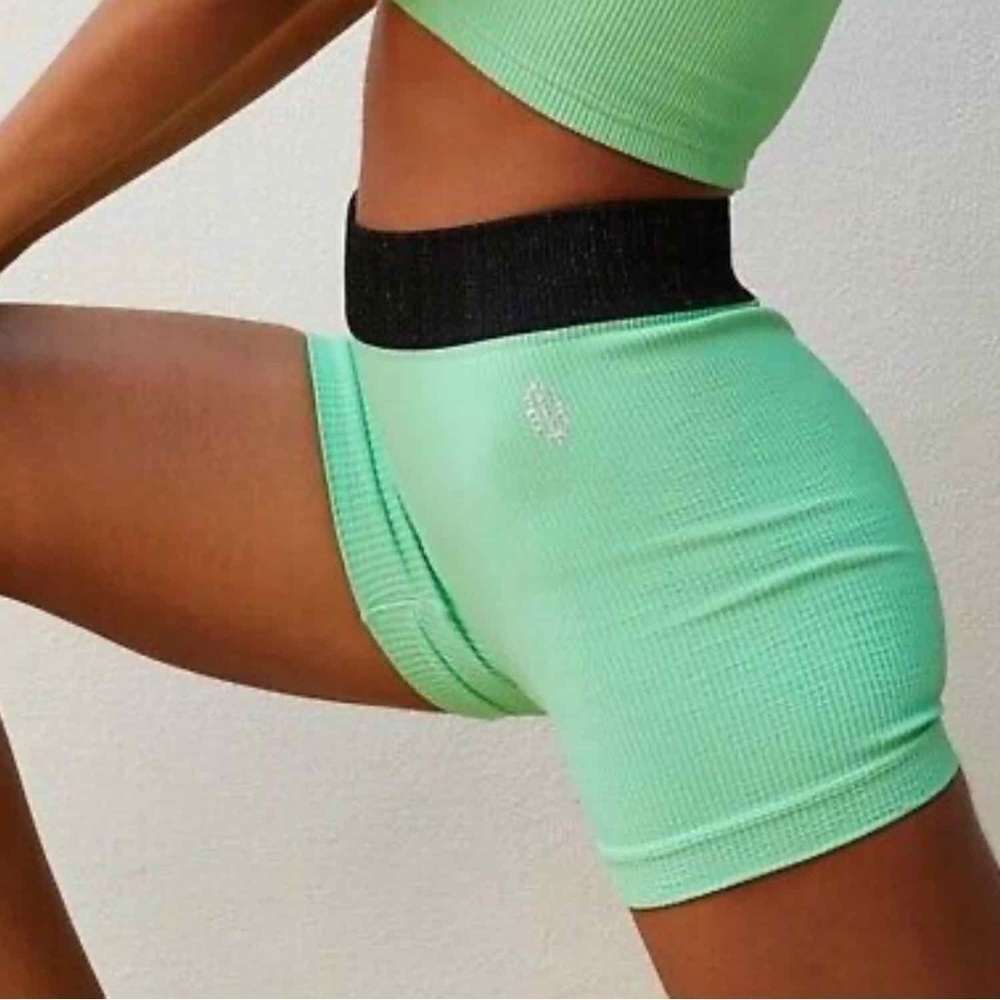 Free People Ribbed Seamless Short Size M/L medium or large Fresh Cut